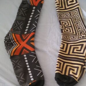 African / Ethnic 2 Pair socks 1 size nwot $ 25.) Size11-13 + Free scarf